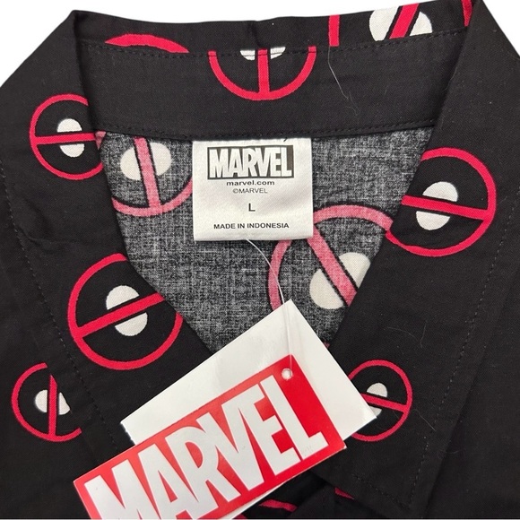 Marvel Deadpool Icon Symbol Button Shirt Short Sleeve All Over Print Black NWT - Picture 4 of 6
